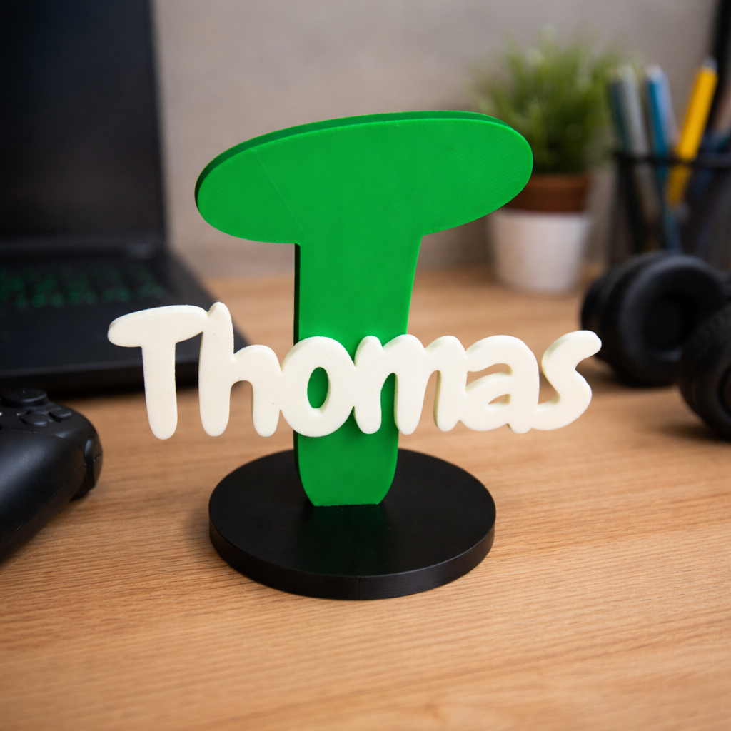 Soprammobile personalizzato con iniziale grande e nome su base, decorazione elegante in stile moderno, prodotto da MyCustomLab