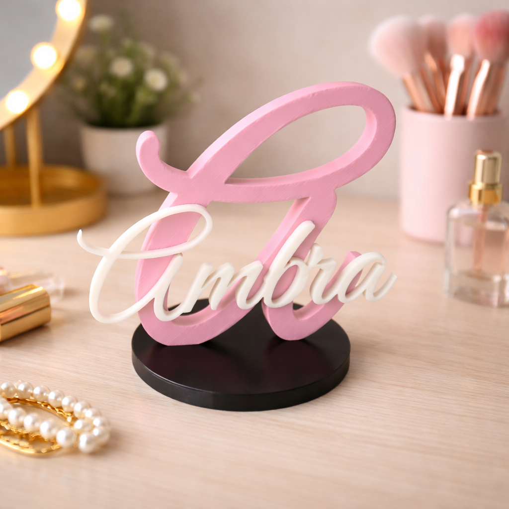 Soprammobile personalizzato con iniziale grande e nome su base, decorativo e ideale come regalo, di MyCustomLab.