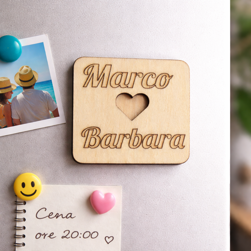 Calamite in legno personalizzate con due nomi, ideali come decorazioni o regali, con dettagli e scritte visibili.