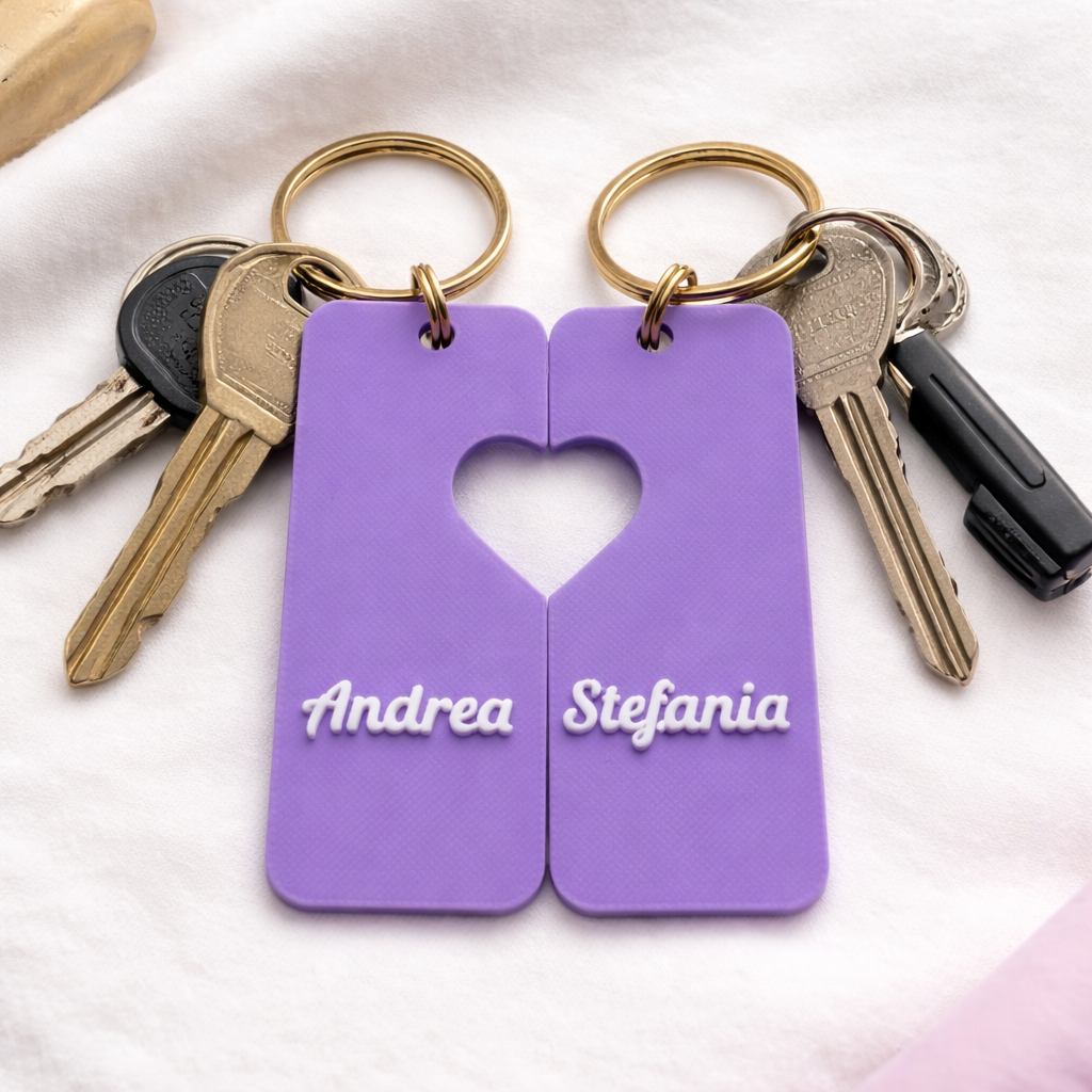 Set di portachiavi a forma di cuore personalizzati con nomi, realizzati da MyCustomLab, visibili con dettagli e finiture in metallo.