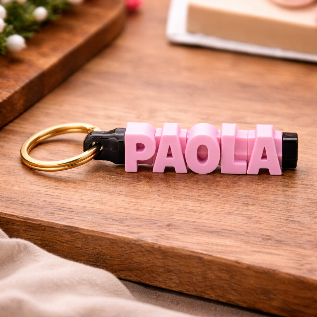 Portachiavi personalizzato con lettere rotanti e nome, realizzato da MyCustomLab, visibile con dettagli delle lettere e design originale