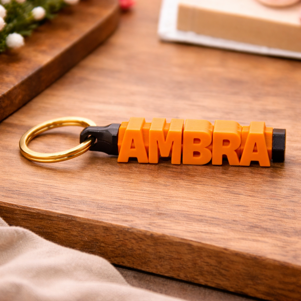 Portachiavi personalizzato con lettere rotanti e nome, prodotto da MyCustomLab, con lettere colorate e design elegante.