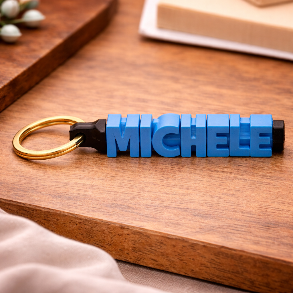 Portachiavi personalizzato con lettere rotanti e nome, realizzato da MyCustomLab, in metallo con design originale.