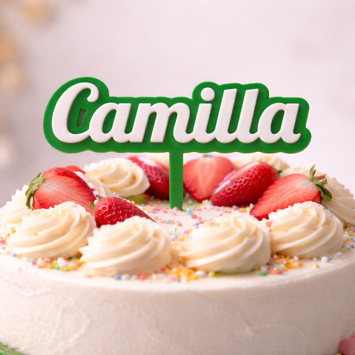 Decorazione per torta personalizzata con nome, in vari font e colori, creata da MyCustomLab, visibile in primo piano.