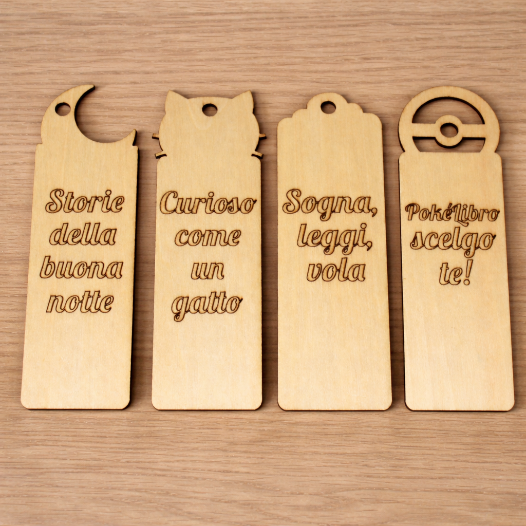 Segnalibro in legno personalizzato con scritta, realizzato da MyCustomLab, con dettagli decorativi e superficie liscia.