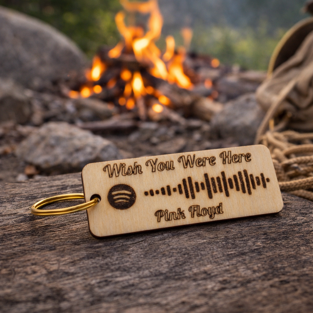 Portachiavi Spotify in legno personalizzato con canzone scansionabile, con logo Spotify e dettagli in legno naturale.