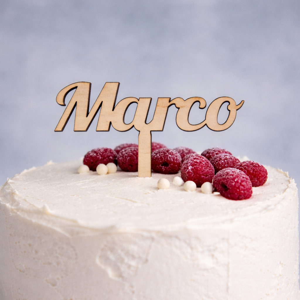 Decorazione in legno personalizzata con nome inciso, topper per torta di MyCustomLab, con dettagli eleganti e finitura naturale