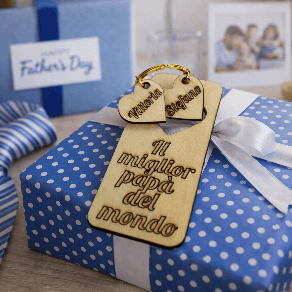 Portachiavi personalizzato in legno con nomi su cuore - MyCustomLab
