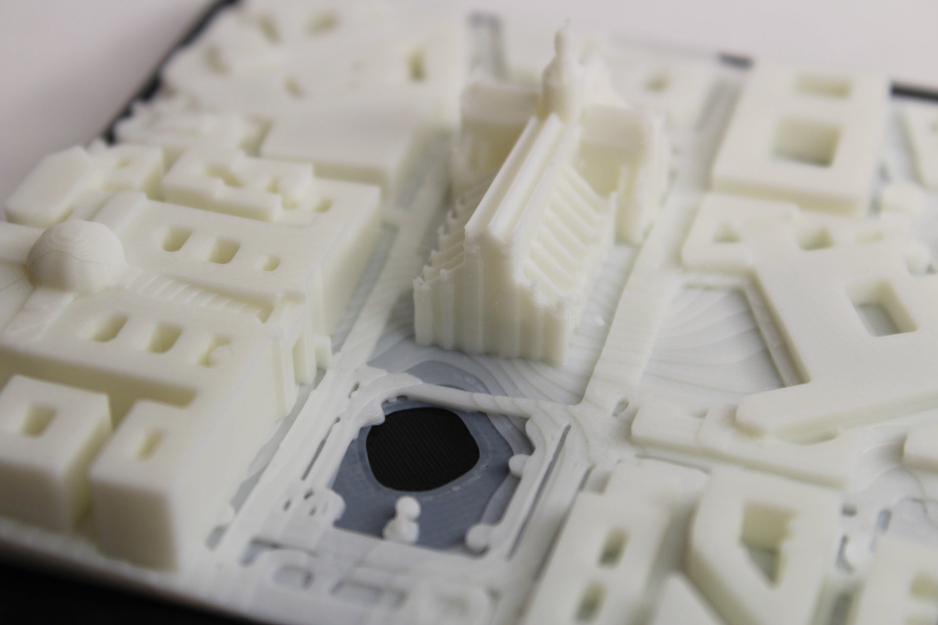 Mappa 3D personalizzata di MyCustomLab, quadro da muro di 9x9 cm con gancio, raffigura il luogo speciale scelto.